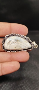 จี้ทองเหลืองดีไซน์แบบหลวมประดับด้วยพลอยอาเกตลูกไม้ธรรมชาติ - Product Image 5