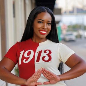 Demi-moitié 1913 DST Chenille T-shirt brodé Premium Cotton Sorority Apparel Delta Greek Clothing Maroon Neutral Two Tone T Shirt - Product Image 3