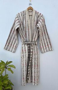 เสื้อคลุมยาวผ้าฝ้ายบุนวมลายดอกไม้มาใหม่เสื้อคลุมยาวสำหรับผู้หญิงเสื้อคลุมสำหรับใส่เดินชายหาด - Product Image 5