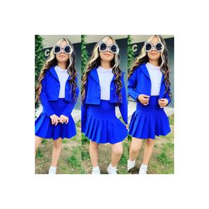 Meravigliosa combinazione di gonna, giacca e camicia da ragazza