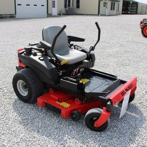 Tractor Cortacésped Gravely ZTX-52 con Tracción en las 4 Ruedas, Transmisión por Engranajes, Rojo, Motor Briggs & Stratton de 25 HP, Fabricado en EE. UU. - Product Image 3