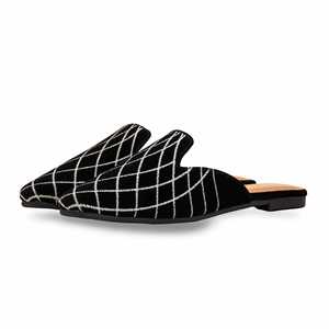 รองเท้าผ้าใบอินเทรนด์เปิดหลังสีดำ WN5326 - Product Image 3