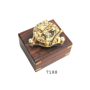 Boussole de cadran solaire en laiton dans une boîte en bois Artisanat en métal Collection nautique faite à la main de boussoles en laiton Accessoires de camping et de randonnée - Product Image 3
