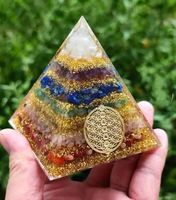 Pyramide d'orgone en cristal poli multicouche Chakra |   Décoration d'intérieur religieuse sculptée et gravée, durable, pour l'alignement énergétique et l'aura (Reiki)