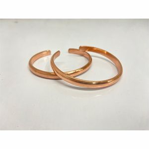 Brazalete de cobre liso con ganchos de latón para un aspecto lujoso - Product Image 3