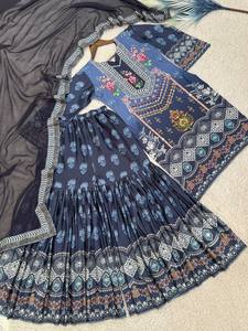 Nouvel ensemble Kurti tendance en trois pièces en soie chino pure, imprimé fantaisie, avec Sharara élégant et dupatta assorti magnifique pour les fêtes - Product Image 6