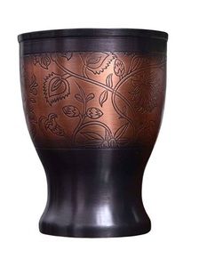 Gobelet en verre en métal cuivré au design martelé avec verres à vin polis et brillants à prix abordable - Product Image 6