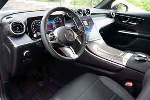 Mercedes-Benz Classe GL C 300 Turbo 2024 Noir Propre avec Jantes Alliage R17, Sièges en Cuir, Système de Navigation, Démarrage à Distance et Toit Ouvrant - Product Image 2