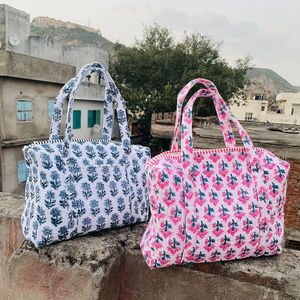 Grand sac fourre-tout en coton matelassé, sac de nuit lavable à imprimé floral, sac de yoga shopping plage Boho Weekender - Product Image 1