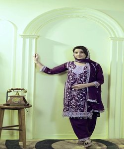 Kurti élégant avec broderie ethnique pour les femmes dans un design confortable prêt à porter ensemble Top Bottom Dupatta - Product Image 5