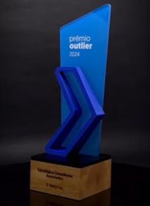 Trophée personnalisé Artfulcosmos en acrylique bleu avec base en bois pour les réalisations exceptionnelles - Product Image 6