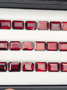 La piedra preciosa granate de sangre roja brilla con un intenso brillo carmesí, perfecta para anillos de joyería fina, colgantes y creaciones personalizadas - Product Image 5