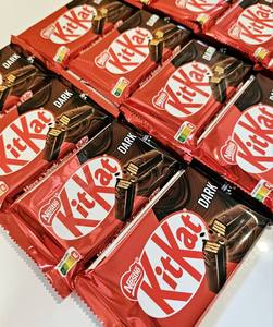 KitKat Premium 4 Finger Classic 41,5g Barre de chocolat solide et aux noix Origine Allemagne Qualité d'exportation - Product Image 3