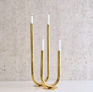 El candelabro de metal dorado no solo sostiene una vela, sino que también contiene un momento, un recuerdo y un aspecto antiguo. - Product Image 6