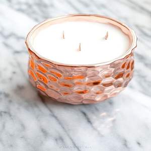 Élégants pots à bougies en métal, conçus pour des mélanges parfumés haut de gamme, offrant une lumière douce et chaude et une ambiance relaxante et apaisante. - Product Image 3