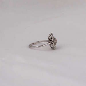 Bague de fiançailles en or blanc massif 18 carats avec diamant de laboratoire taillé en baguette conique, diamant certifié, cadeau de fiançailles - Product Image 4