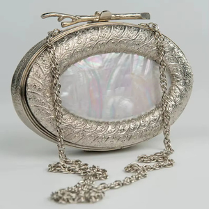 Pochette en or ornée d'embellissements de pierres précieuses rouges Sac à main en relief Regal avec détails floraux et de pierres précieuses de luxe - Product Image 2