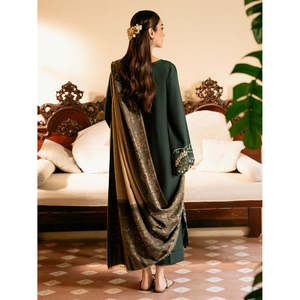Ensemble de costume 3 pièces ample brodé Khaddar pour femmes IZEL avec pantalon en laine/coton-BIC-4394 - Product Image 3