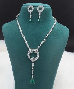 Juego de collar de piedra AD de estilo clásico más vendido, colgantes y dijes de moda hechos de latón para un aspecto real, precio disponible India - Product Image 2