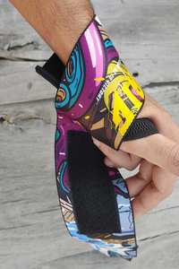 Muñequeras con Logotipo Personalizado de Marca Privada, Precio de Fábrica, Negras con Dos Franjas Blancas, Ajuste Seguro para Levantamiento de Pesas y Fitness - Product Image 6