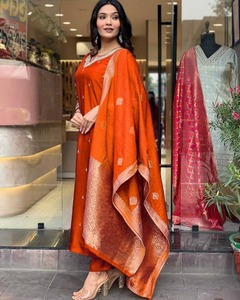 ชุดคุर्ตาผ้าฝ้ายแห้งเร็วสำหรับผู้หญิง คอลเลคชั่นขายส่งจำนวนมากจาก NEETA CREATION สไตล์โมเดิร์น ใส่ได้ทุกฤดู ลวดลายแบบดั้งเดิมที่ประณีต - Product Image 3