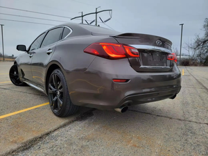 Modèle 2024 Q.70L V8 5,6 litres d'occasion en excellent état, intérieur cuir, modèle à châssis long, couleur marron châtain, kilométrage 117 800 - Product Image 2