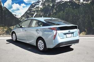 2016 pour Toyota Prius Four FWD cuir léger SUV d'occasion - Product Image 2