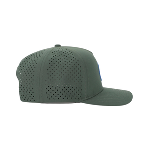 Casquette de golf OEM Performance avec trous respirants découpés au laser, fermeture snapback réglable, logo en caoutchouc personnalisé pour hommes et femmes - Product Image 3