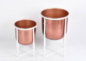 Ensemble de jardinières de style ferme en fer plaqué or rose, 2 supports blancs avec revêtement en poudre - Utilisation en jardin, durable, écologique, vente en gros, pour la maison - Product Image 3