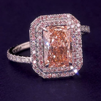 Anillo de compromiso de diamante Rosa elegante de corte brillante Diseño personalizado Ajuste de punta de oro rosa de 18 quilates Diamante cultivado en laboratorio Tercero