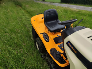 Tractor cortacésped Cub Cadet XT2LX42 con plataforma de 42 pulgadas, motor potente, ideal para cortar césped en jardines grandes y céspedes residenciales. - Product Image 5