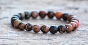 Pulsera ajustable con abalorios de piedras preciosas de Rodonita de estilo clásico personalizable, certificado por terceros para bodas - Product Image 3