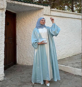 Elegante abaya negra con ribete de lentejuelas. Perfecto para vestir de noche y eventos especiales. Disponible a precios de mayoreo - Product Image 3