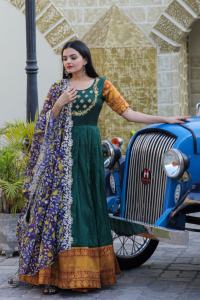 Robe en soie de qualité supérieure avec tissage jacquard brodé et imprimé Kalamkari Tebby Soie Dupatta Doublure en coton 3.5 Mtr Flair Set - Product Image 4