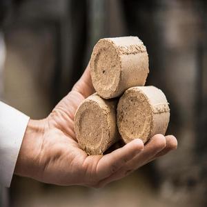 Briquetas de Madera de Alta Calidad para Calefacción Doméstica e Industrial que Ofrecen un Fuerte Rendimiento de Calor, una Combustión Limpia y una Larga Duración - Product Image 1