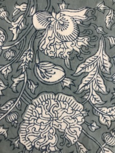 Tela de Algodón Estampada a Mano en Gris y Blanco |   Textil Indio Tradicional con Diseño Floral de Vid - Product Image 2