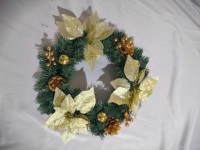 Karangan Bunga Natal Buatan Warna Hijau dengan Poinsettia Emas, Buah Pinus, Buah Berry, dan Ornamen untuk Dekorasi Pintu Depan saat Liburan