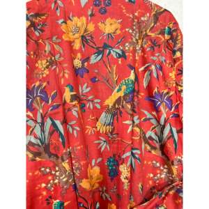 Robe kimono en coton faite à la main avec imprimé d'oiseaux dessiné à la main pour les loisirs - Product Image 5