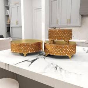 Support à gâteau en métal doré orné Base solide avec motifs en relief pour l'affichage de desserts somptueux lors d'événements - Product Image 4