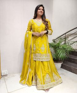 Conjunto de Top Informal con Sharara y Dupatta con Detalles de Encaje Tejido y Bordado Floral para una Elegancia sin Esfuerzo - Product Image 1