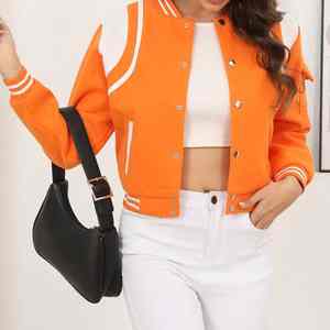 Veste de sport pour femme avec une construction durable, un intérieur chaud et un look athlétique intemporel - Product Image 3