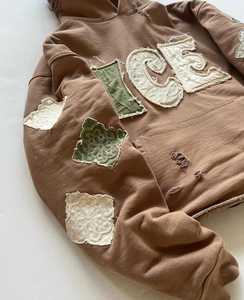 Sudadera personalizada hecha a mano, un diseño extragrande y corto, muy especial, con efecto desgastado y bordado con apliques y parches bordados. - Product Image 4