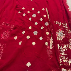 Sari de Georgette pesado elegante con oro rosa Zari, cristales de plata y blusa de diseñador Sari especial de invierno para fiestas y bodas - Product Image 1