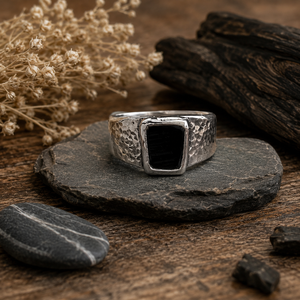 Anillo de plata de ley 925 con gema negra cuadrada de ónix de Whitby, tallada a mano, pulida y martillada, diseño robusto para hombre, de la marca Staithes Artisan. - Product Image 2