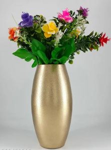 Florero de Metal de diseño medio martillado moderno con color dorado único para elevar su decoración (flores no incluidas) - Product Image 5