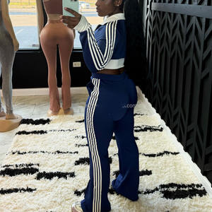 Ensembles de survêtements 2 pièces pour femmes d'automne personnalisé hauts courts à fermeture éclair et pantalons évasés survêtement à rayures décontracté ensemble de vêtements de détente survêtement - Product Image 4