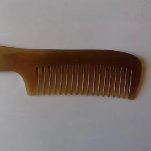 Peigne en corne de buffle de qualité supérieure Toilettage traditionnel avec une touche moderne par l'artisanat en croissant - Product Image 3