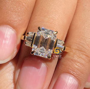 Precioso anillo de compromiso de racimo de tres piedras de moissanita de corte esmeralda de 3 quilates para mujer en oro amarillo sólido de 10K - Product Image 2