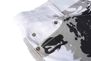 Transformez votre look décontracté avec des motifs gravés au laser artistiques et des teintes vibrantes sur un jean imprimé. - Product Image 2