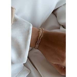 สร้อยข้อมือแบบโซ่กระดาษเคลือบทองคำขาวและทองคำ 14K และ 18K โรสโกลด์ ประดับเพชรทรงปรินเซสคัต สไตล์ศาสนา ของขวัญสุดเพอร์เฟกต์ - Product Image 3